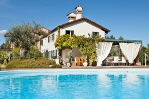 Seasonal outdoor pool, open 6 AM to 7 PM, pool umbrellas, pool loungers - Do Ciacole in Relais (Mira)