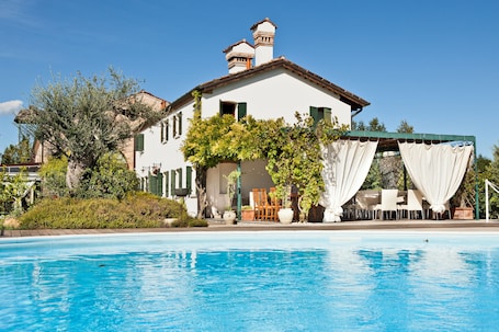 Seasonal outdoor pool, open 6 AM to 7 PM, pool umbrellas, sun loungers