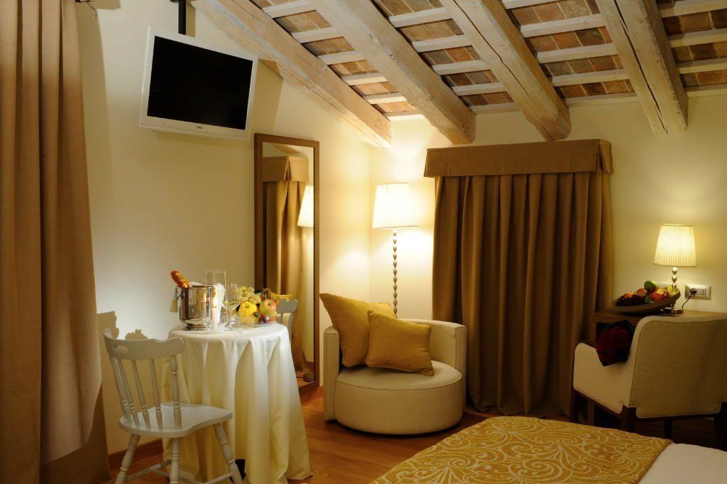 junior suite, jetted tub | living area | flat-screen tv