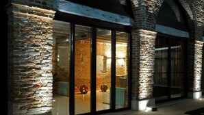 A building with stone exterior walls and large glass doors. - Do Ciacole in Relais (Mira)