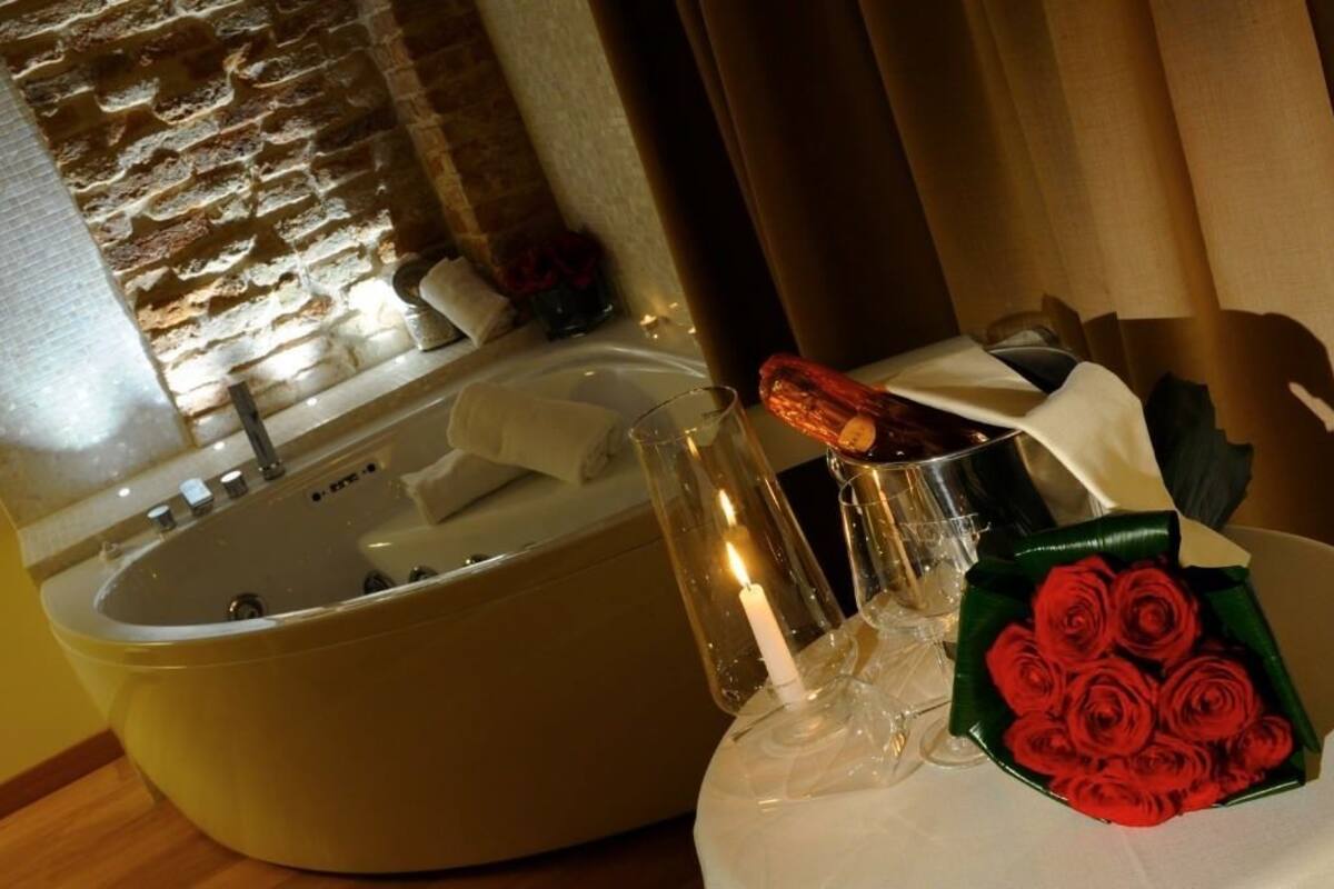 junior suite, jetted tub | jetted bathtub