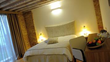 Habitación superior con 1 cama matrimonial o 2 individuales | Minibar, caja de seguridad en la habitación y cortinas blackout