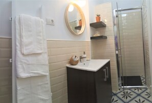 Business kamer, 1 twee- of 2 eenpersoonsbedden, 2 eenpersoonsbedden | Badkamer | Een douche, een regendouche, gratis toiletartikelen, een haardroger