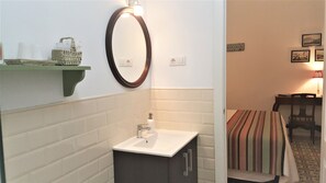 Deluxe-værelse med dobbeltseng eller 2 enkeltsenge (ventana superior) | Badeværelse | Bruser, brusehoved med spredningseffekt, gratis toiletartikler