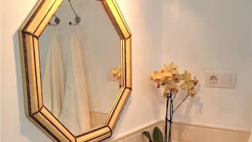 Habitación superior con 1 cama matrimonial o 2 individuales | Baño | Regadera, regadera tipo lluvia, amenidades de baño gratuitas