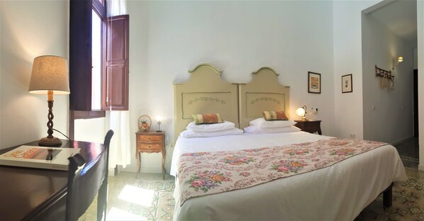 Habitación empresarial - 1 cama matrimonial o 2 individuales, 2 camas individuales | Sábanas de algodón egipcio, ropa de cama de alta calidad y edredón 