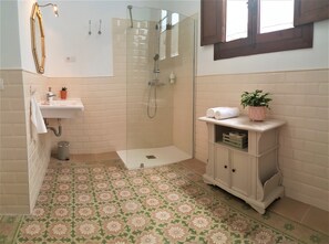 Superior Double or Twin Room | Bathroom | Shower, rainfall showerhead, free toiletries, hair dryer - Los Canaritos Guest-House (Las Palmas de Gran Canaria)