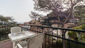 Estudio ejecutivo, varias camas, vistas parciales al mar | Balcón