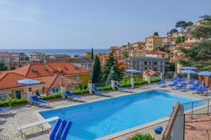 Una piscina al aire libre de temporada