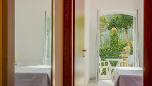 A hotel room with a balcony, a bed, and a small table. - Residence Il Poggio (Andora)