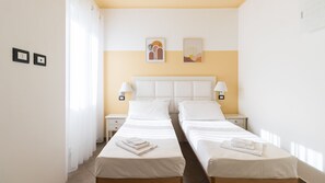 Caja de seguridad en la habitación, escritorio y cunas gratuitas 