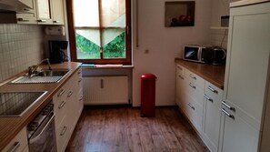 Apartment, 2 Schlafzimmer | Eigene Küche | Großer Kühlschrank, Mikrowelle, Ofen, Herdplatte