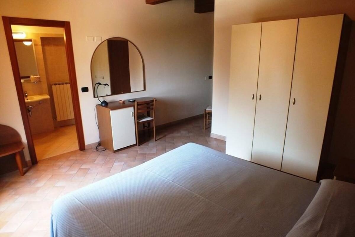 deluxe double or twin room | minibar, in-room safe, desk, free wifi