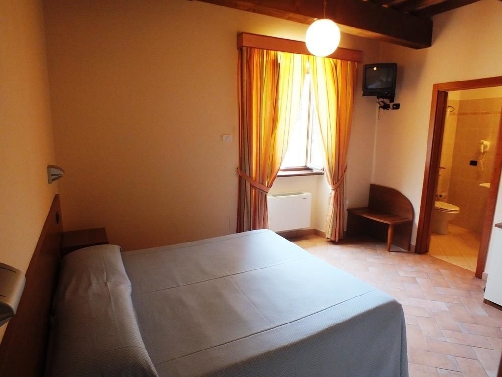 deluxe double or twin room | minibar, in-room safe, desk, free wifi