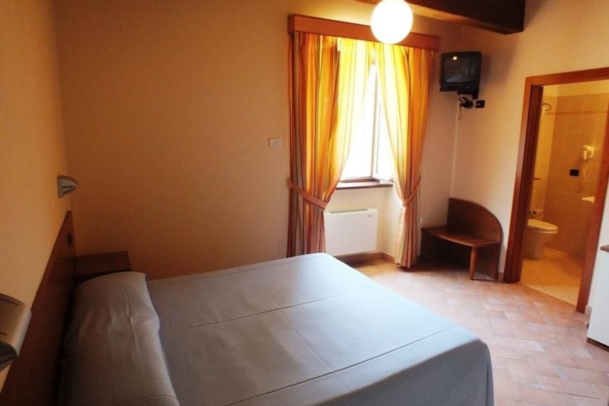 deluxe double or twin room | minibar, in-room safe, desk, free wifi