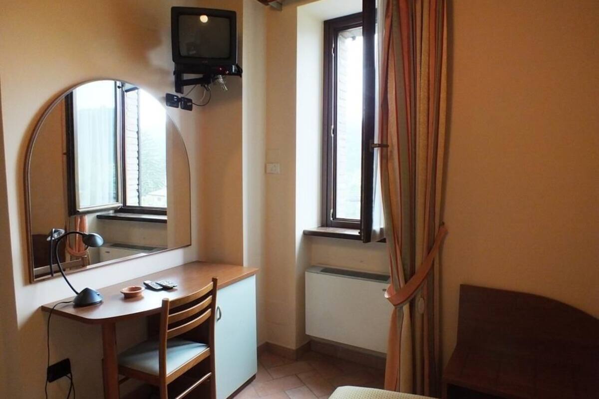 deluxe single room | minibar, in-room safe, desk, free wifi