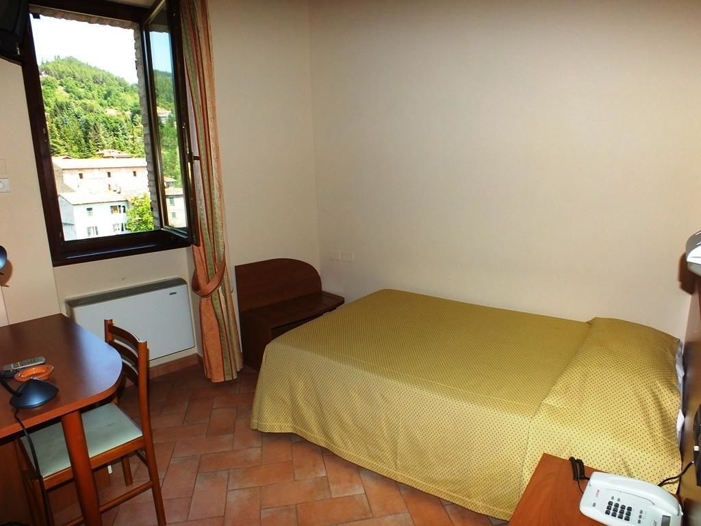 deluxe single room | minibar, in-room safe, desk, free wifi