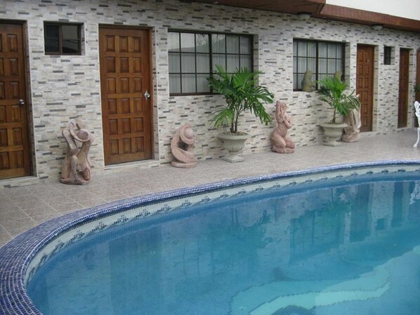 Una piscina al aire libre