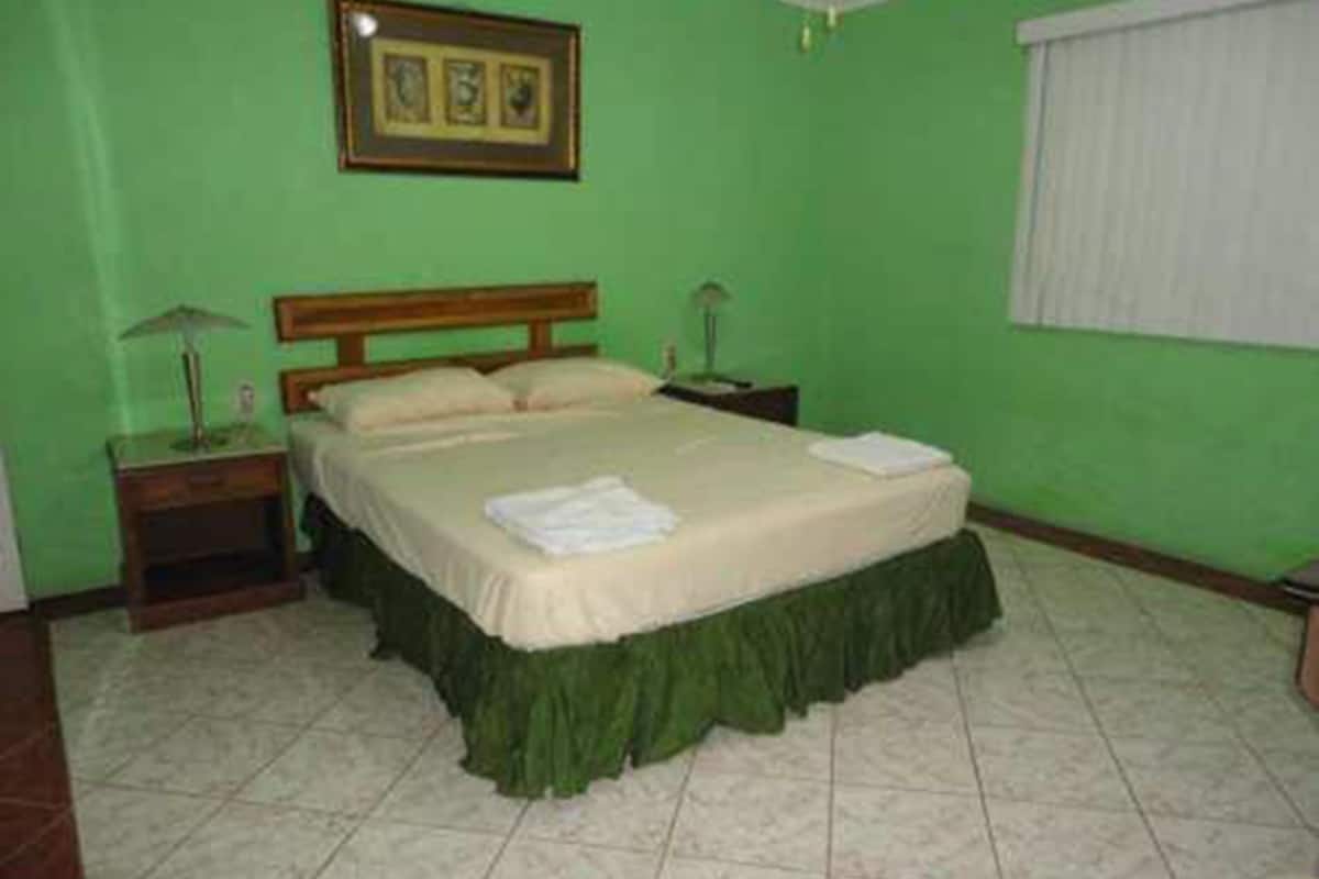 Premium bedding, desk, free WiFi, wheelchair access