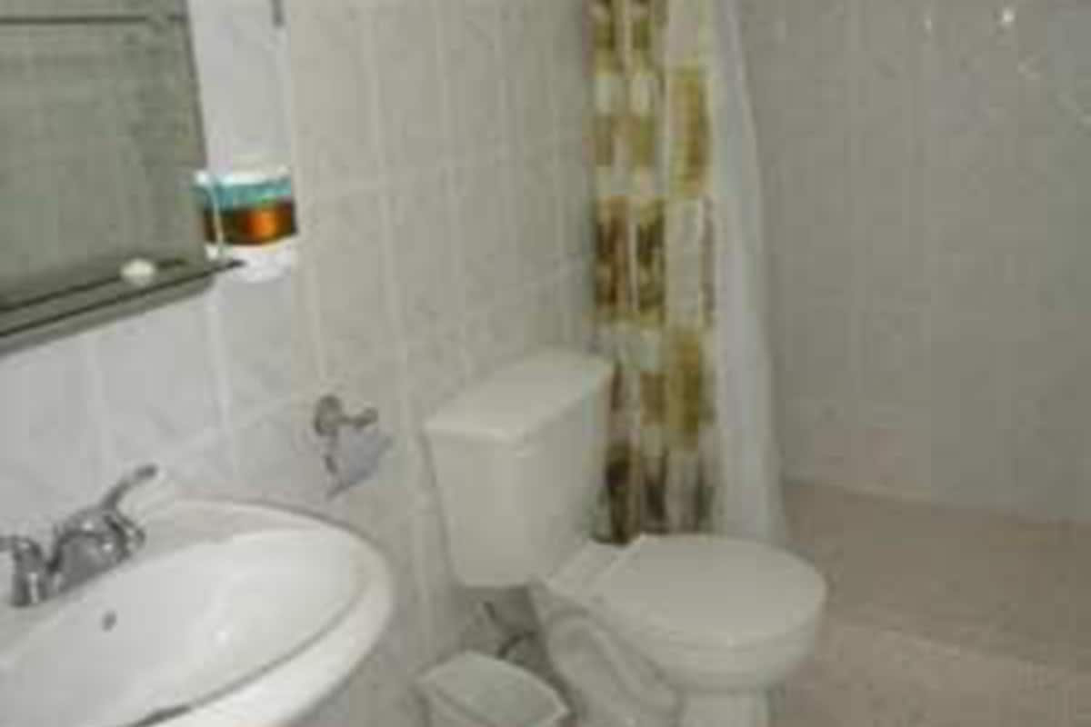 Shower, free toiletries