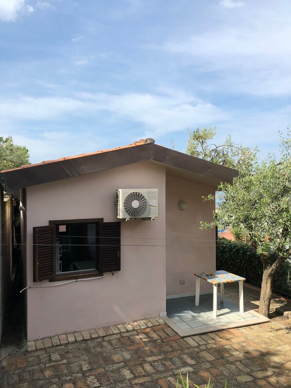 A small building with a single window and an air conditioning unit mounted on the wall. - Villaggio Turistico Dea Cupra (Cupra Marittima)