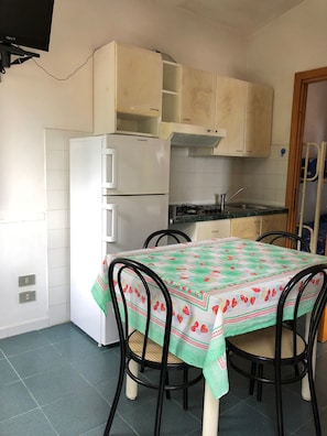 Bungalow, 2 Bedrooms | Private kitchen