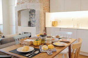 Deluxe Apartment, 1 Bedroom, City View | In-room dining - Almaria Edifício Officina Real (Lisbon)