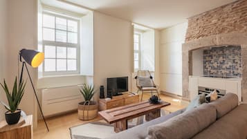 Apartamento Deluxe, 1 habitación, vistas a la ciudad | Zona de estar | Una televisión de pantalla plana