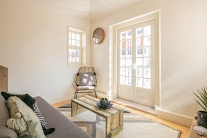 Appartamento Deluxe, 1 camera da letto, al piano ammezzato | Area soggiorno | TV a schermo piatto