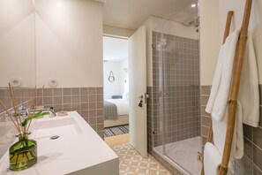 Deluxe appartement, 1 slaapkamer, uitzicht op de stad | Badkamer | Een douche, een haardroger, badjassen, handdoeken