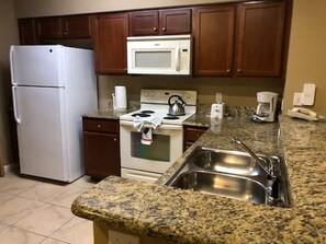Family Condo, 2 Bedrooms, Garden View, Garden Area | Private kitchen - 2BR Condo Resort (Orlando)