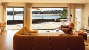 Appartement Joia | Minibar, in-room safe, individually decorated, individually furnished