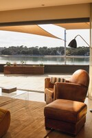 Minibar, caja de seguridad en la habitación y decoración personalizada 