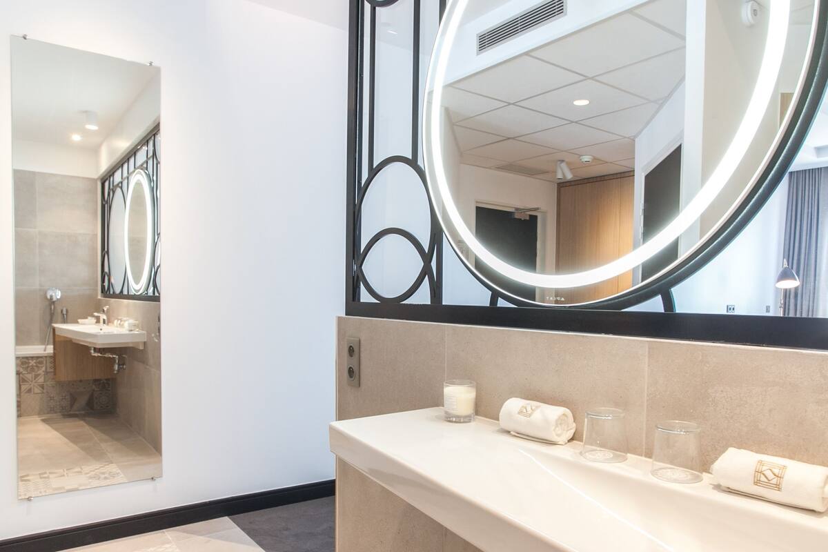 suite (dream) | bathroom | free toiletries, hair dryer, bathrobes, slippers