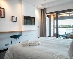 Frigobar, cofres nos quartos, escrivaninha