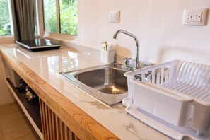 Family Bungalow | Private kitchen | Microwave, coffee/tea maker - Jaguar Inn Bungalows (Cahuita)