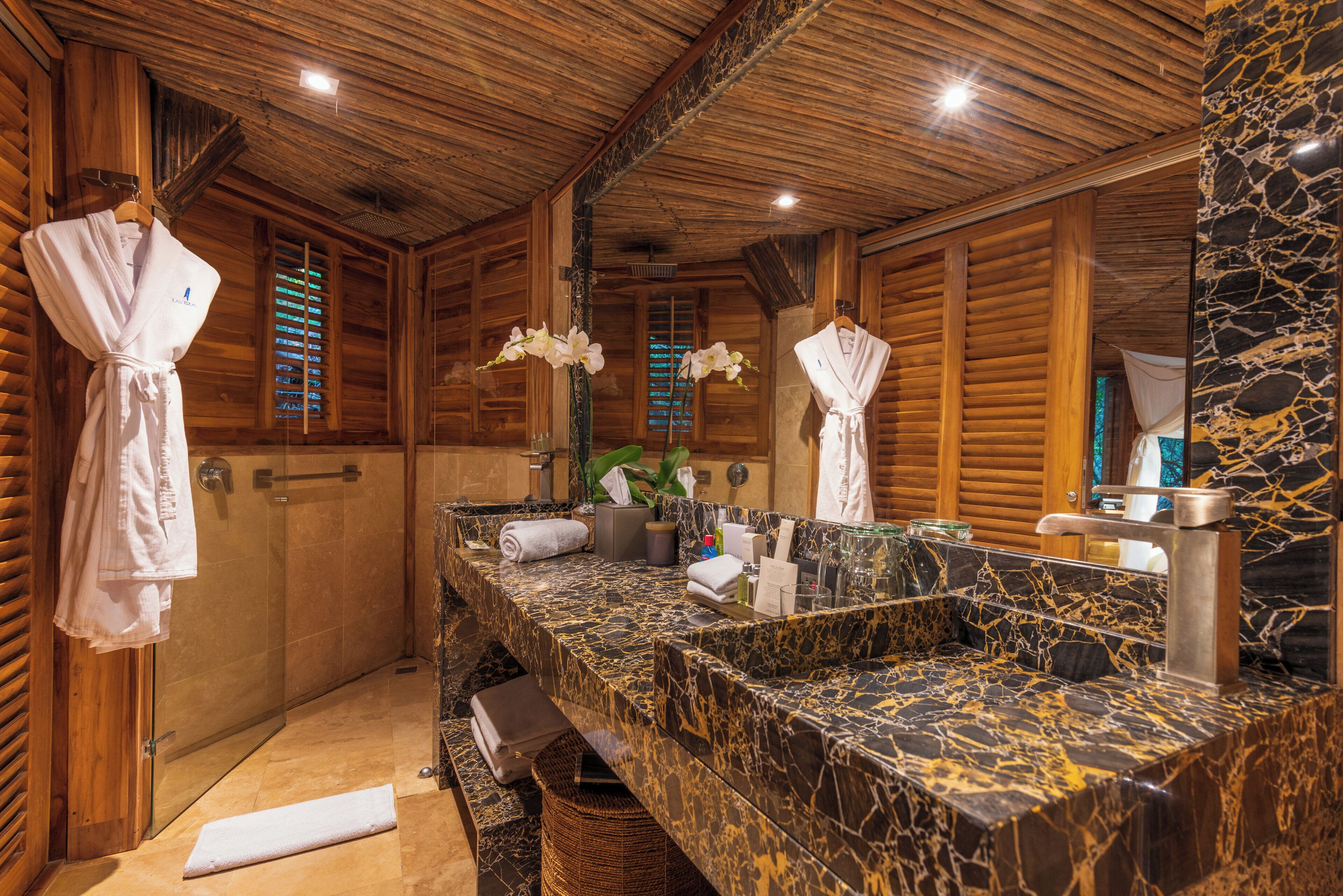 grand bungalow (familiar | sea level) | bathroom | shower, free toiletries, slippers, towels