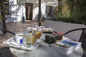 Free daily continental breakfast  - Gala Placida Experience 1923 (Granada)