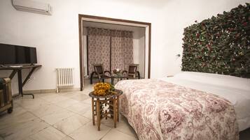 Suite | Luxe beddengoed, een minibar, een kluis op de kamer, een bureau