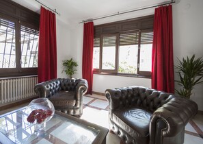 华丽套房 | 起居区 | 平板电视、收费电影