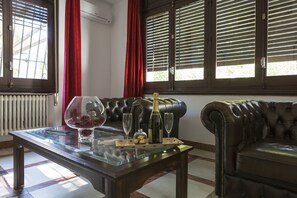 华丽套房 | 起居区 | 平板电视、收费电影