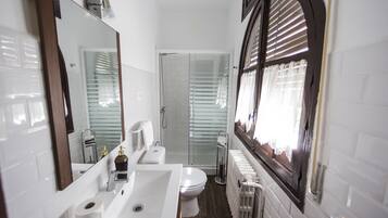 Suite | Badezimmer | Dusche, kostenlose Toilettenartikel, Handtücher