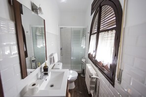 Suite | Badezimmer | Dusche, kostenlose Toilettenartikel, Handtücher