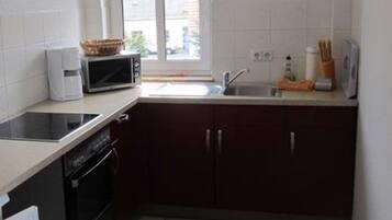 Apartment | Eigene Küche | Ofen, Herdplatte, Wasserkocher mit Kaffee-/Teezubehör