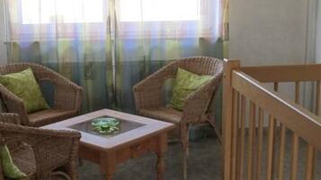 Apartment | Wohnbereich | Fernseher