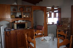 House, 2 Bedrooms | In-room dining - Traditional house by the sea (Xylokastro-Evrostina)