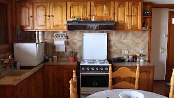 House, 2 Bedrooms | Private kitchen | Fridge, oven, dishwasher, coffee/tea maker