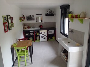 Triple Room | Shared kitchen - Velo Gite Valence - Hostel (Valence)