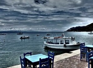 Una playa cerca, bar en la playa