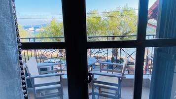 Blackout curtains, soundproofing, free WiFi, bed sheets